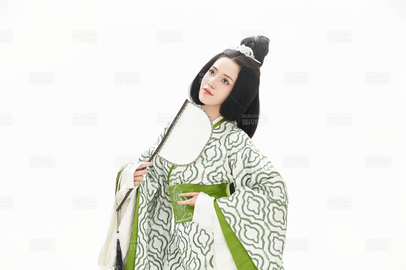 白色背景下穿着中国汉代服饰的少女图片