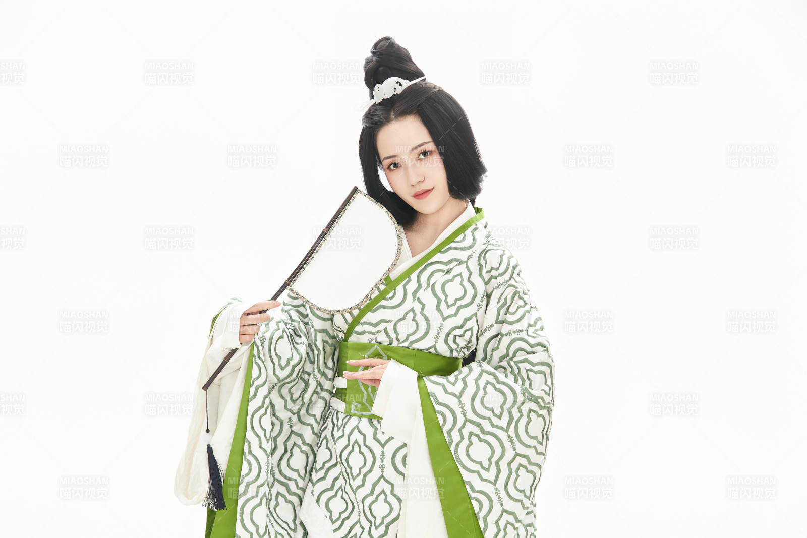 白色背景下穿着中国汉代服饰的少女图片