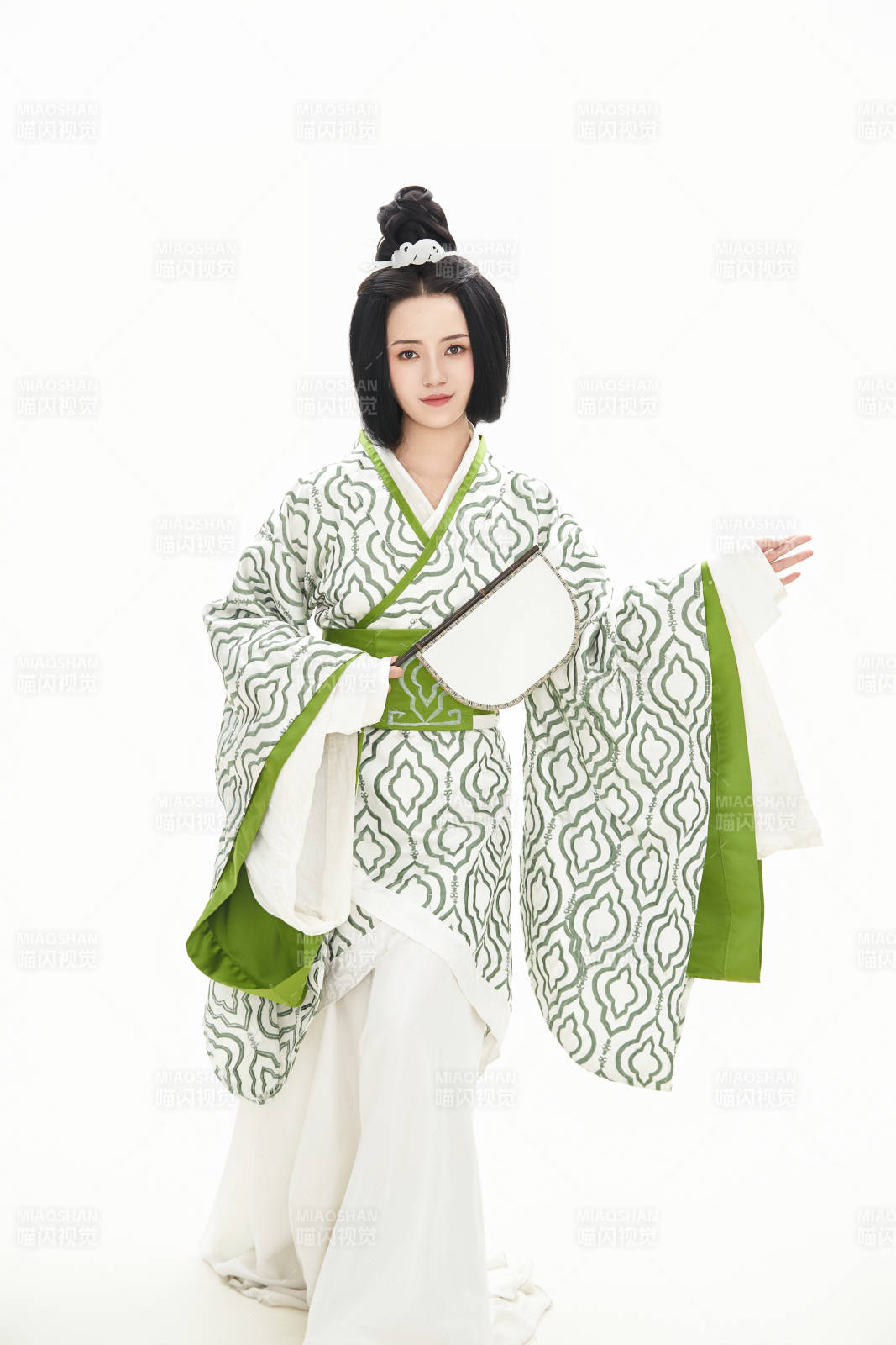 白色背景下穿着中国汉代服饰的少女图片