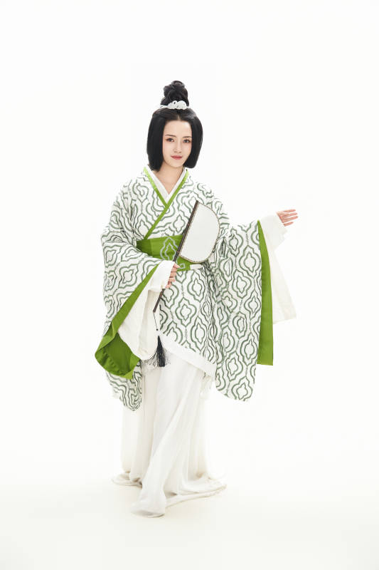 白色背景下穿着中国汉代服饰的少女图片
