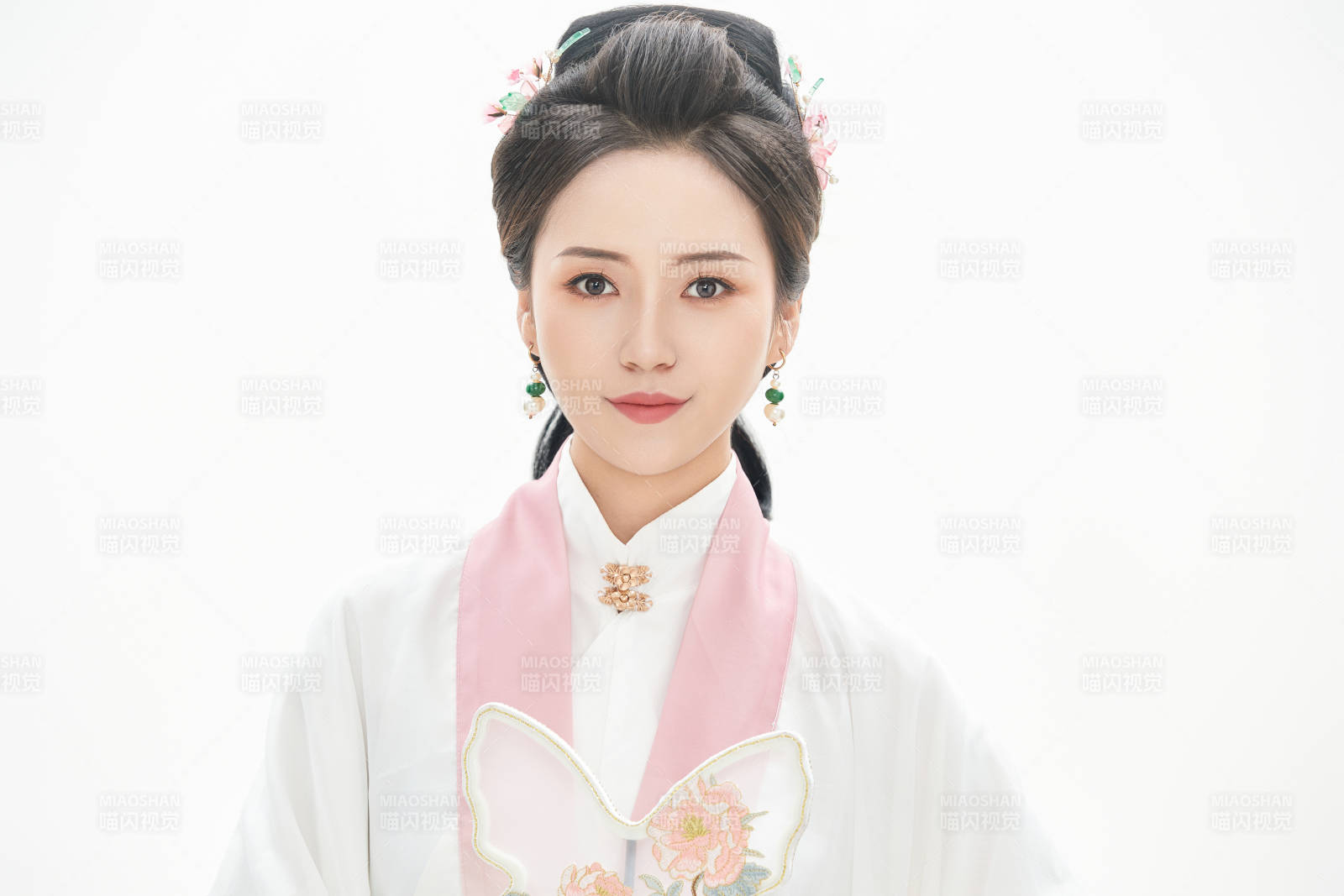 白色背景下穿着魏晋制汉服的少女图片