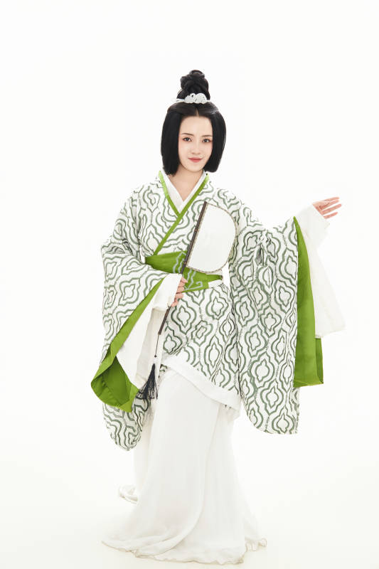 白色背景下穿着中国汉代服饰的少女图片