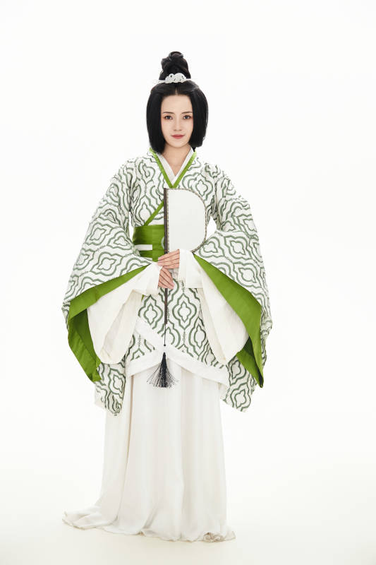 白色背景下穿着中国汉代服饰的少女图片