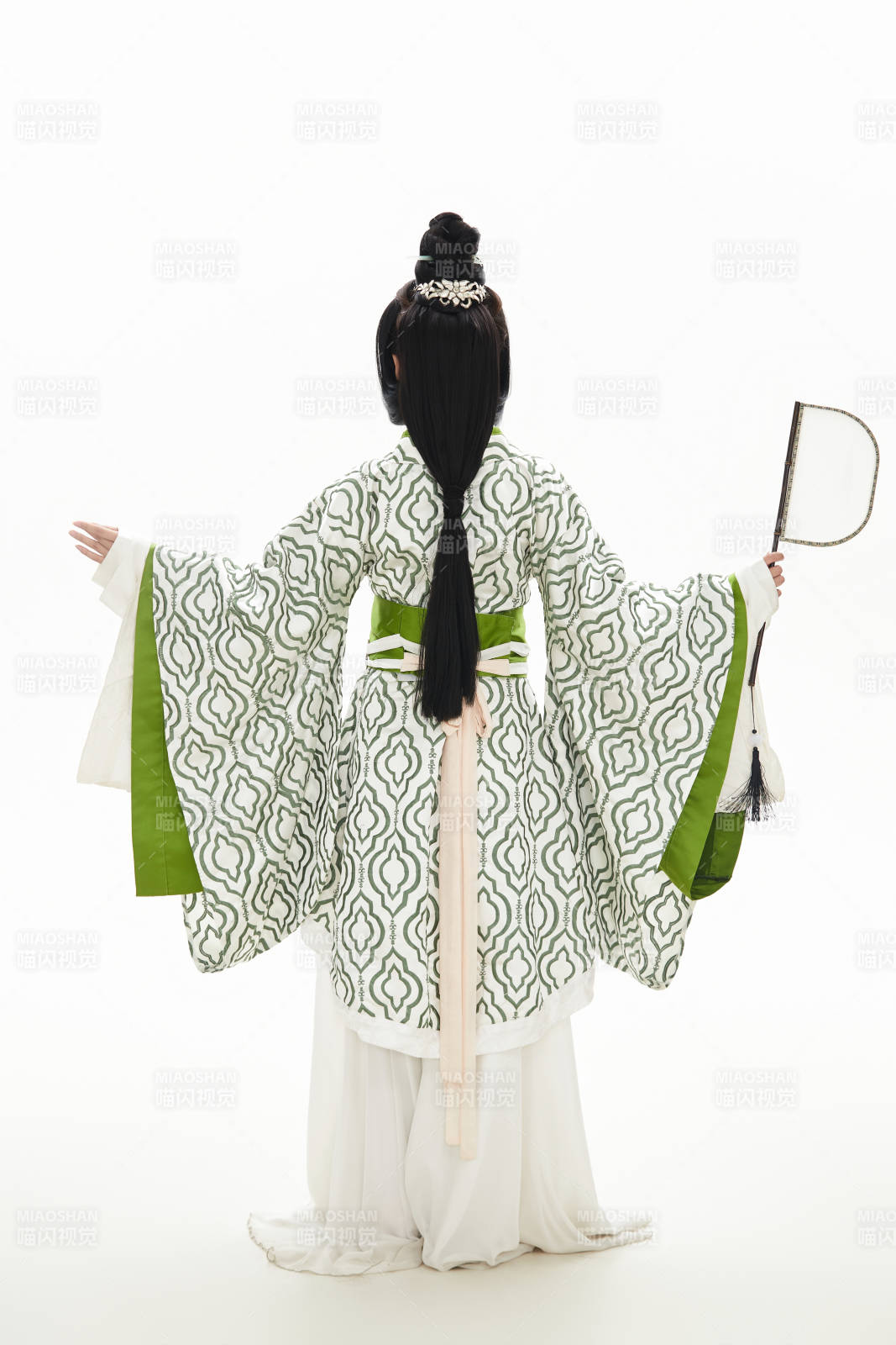 白色背景下穿着中国汉代服饰的少女图片