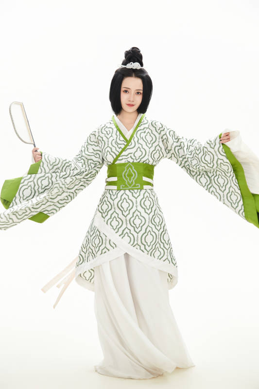 白色背景下穿着中国汉代服饰的少女图片