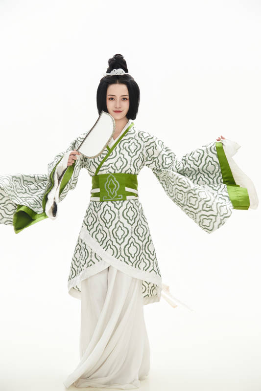白色背景下穿着中国汉代服饰的少女图片