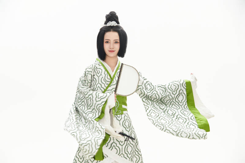 白色背景下穿着中国汉代服饰的少女图片