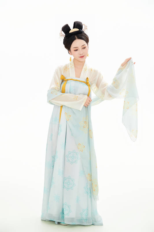 白色背景下穿着中国汉代服饰的少女图片