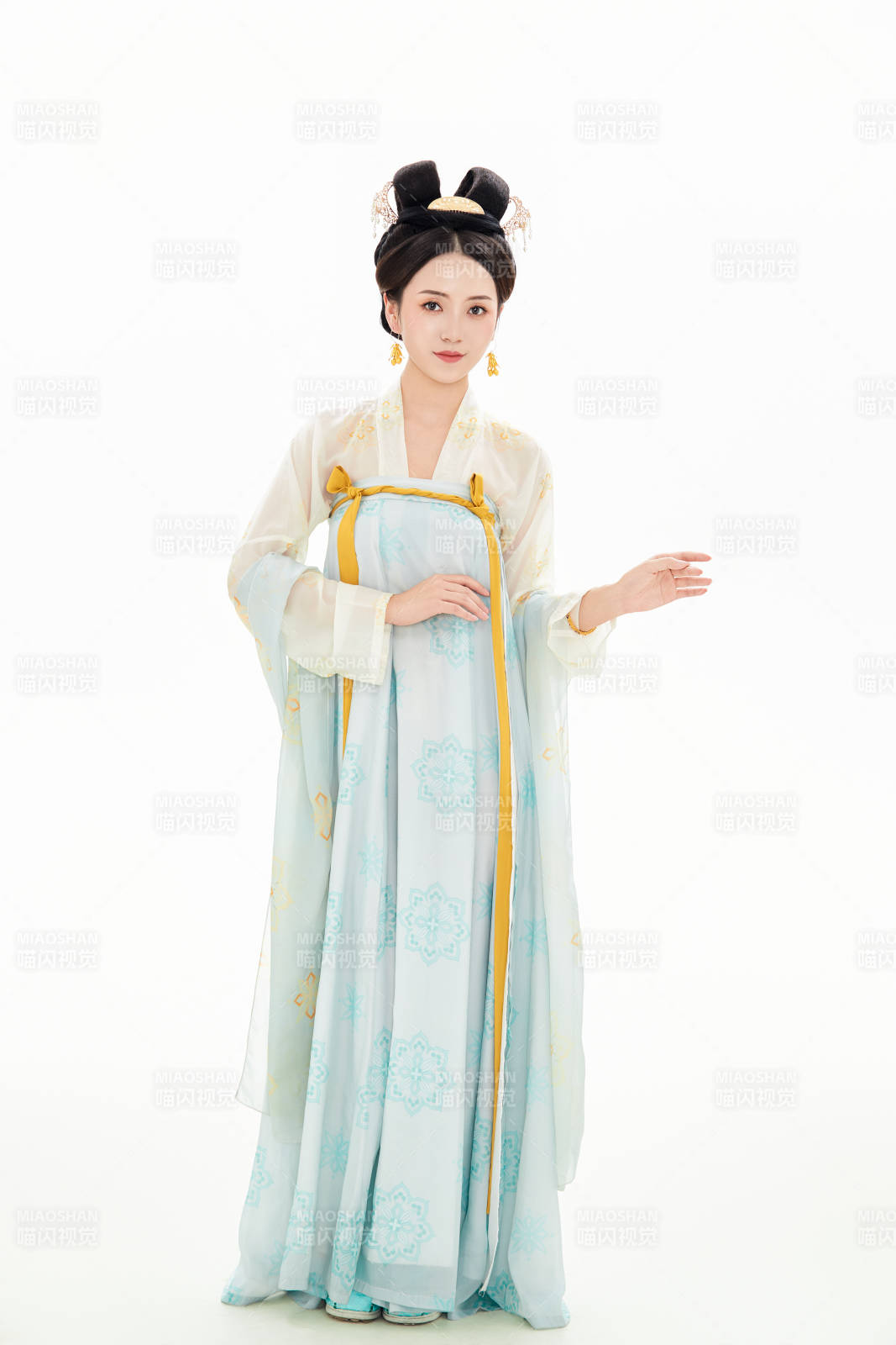 白色背景下穿着中国汉代服饰的少女图片