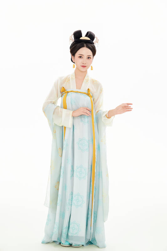 白色背景下穿着中国汉代服饰的少女图片