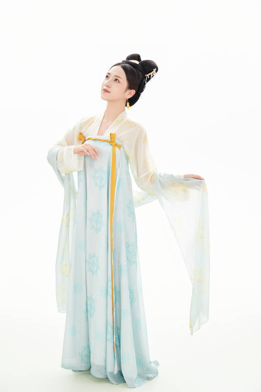 白色背景下穿着中国汉代服饰的少女图片