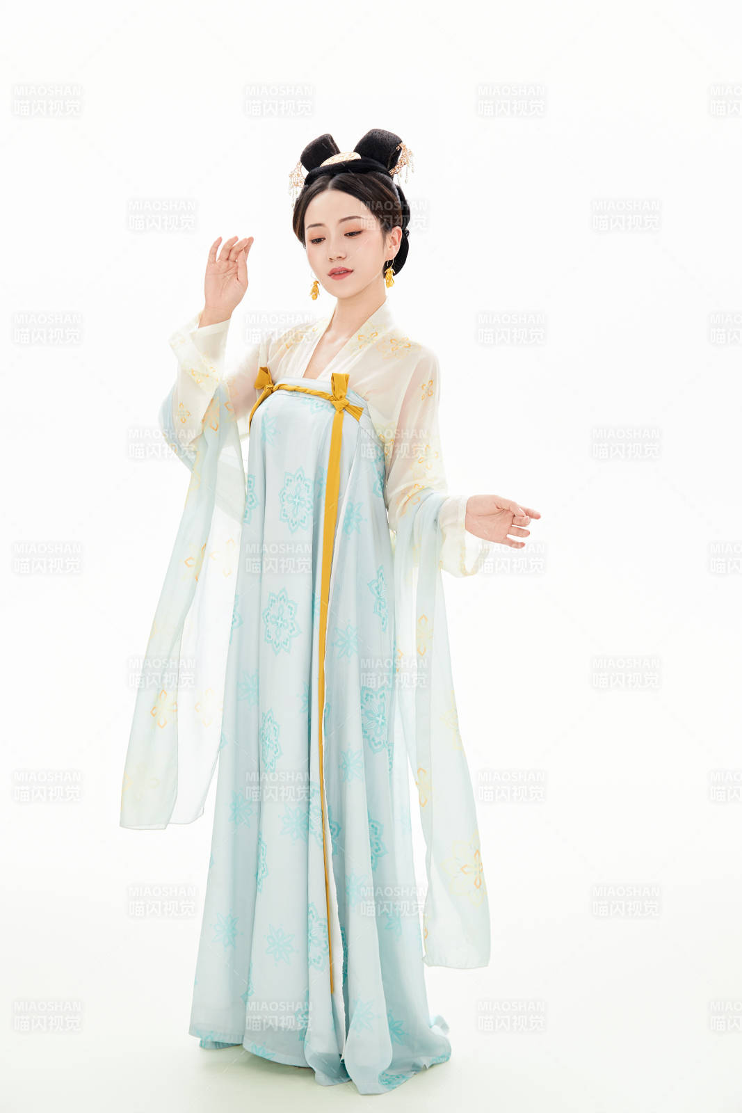 白色背景下穿着中国汉代服饰的少女图片