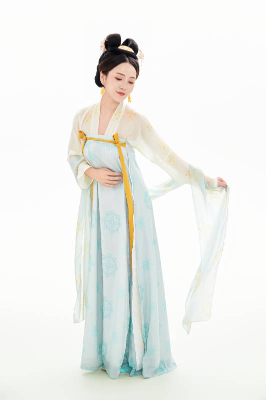 白色背景下穿着中国汉代服饰的少女图片