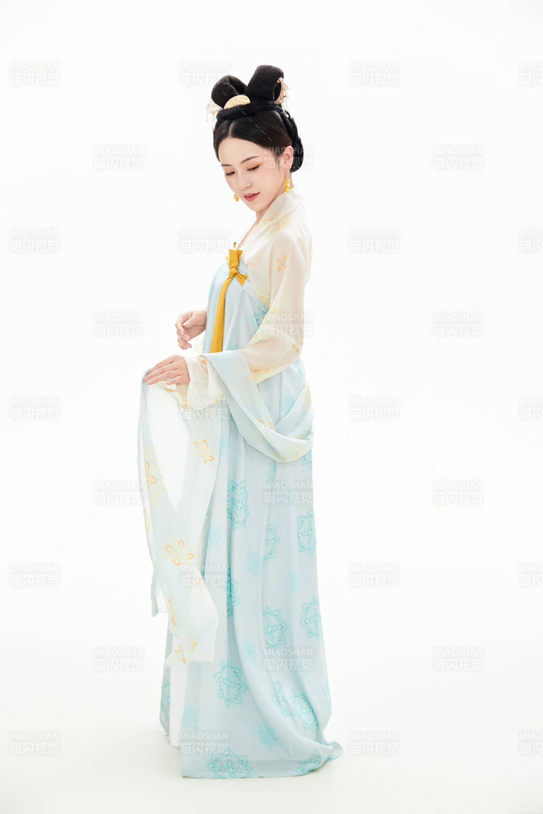 白色背景下穿着中国汉代服饰的少女图片