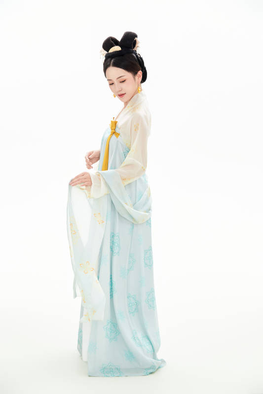 白色背景下穿着中国汉代服饰的少女图片