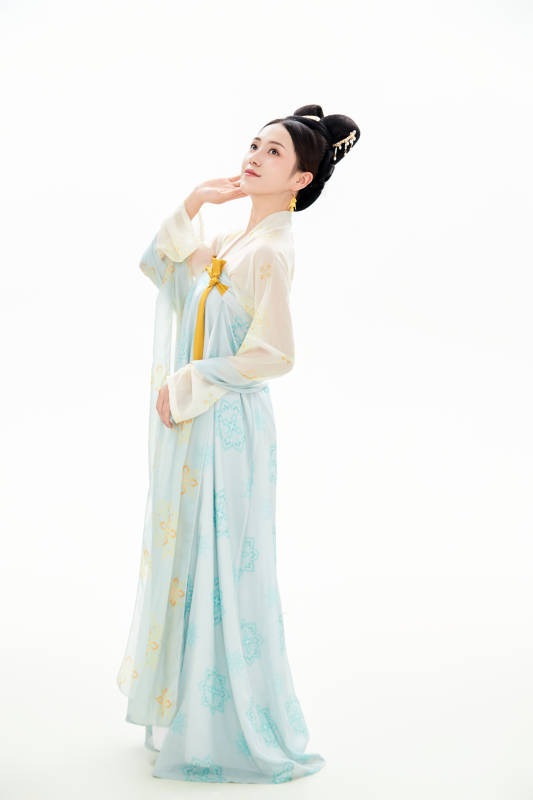 白色背景下穿着中国唐朝服饰的少女图片
