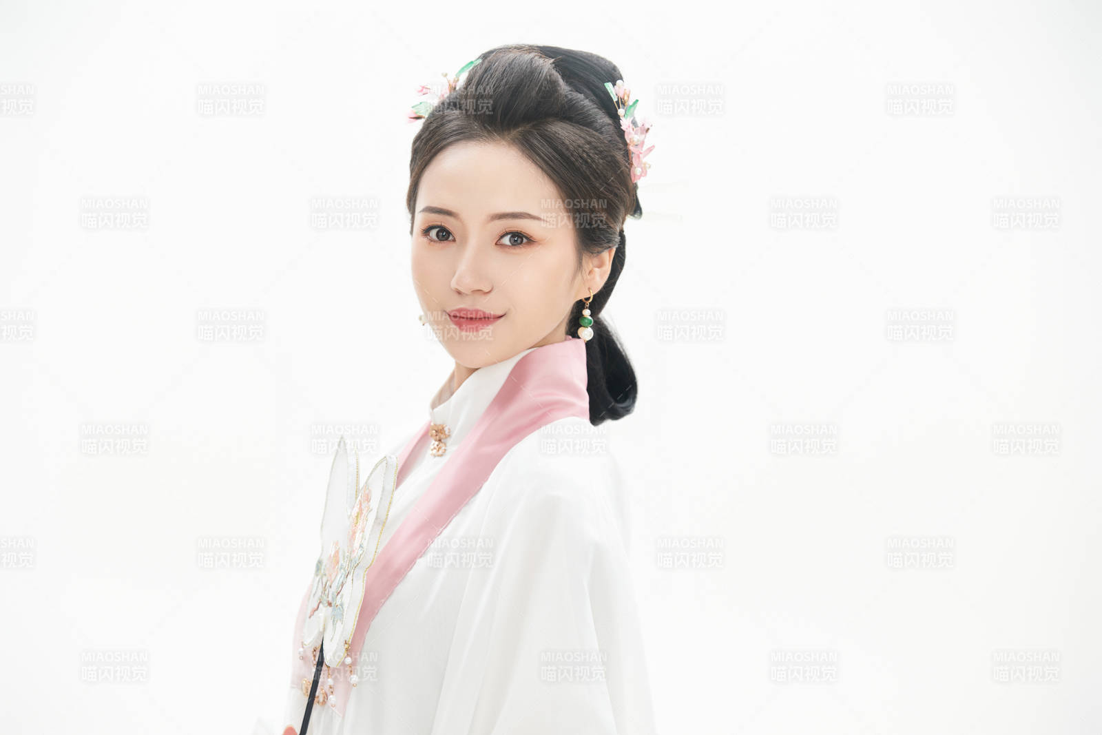 白色背景下穿着魏晋制汉服的少女图片