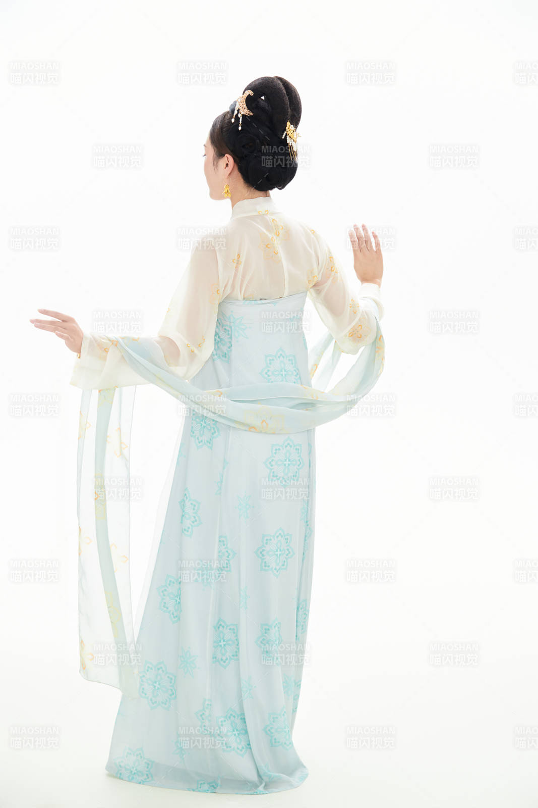 白色背景下穿着中国唐朝服饰的少女图片