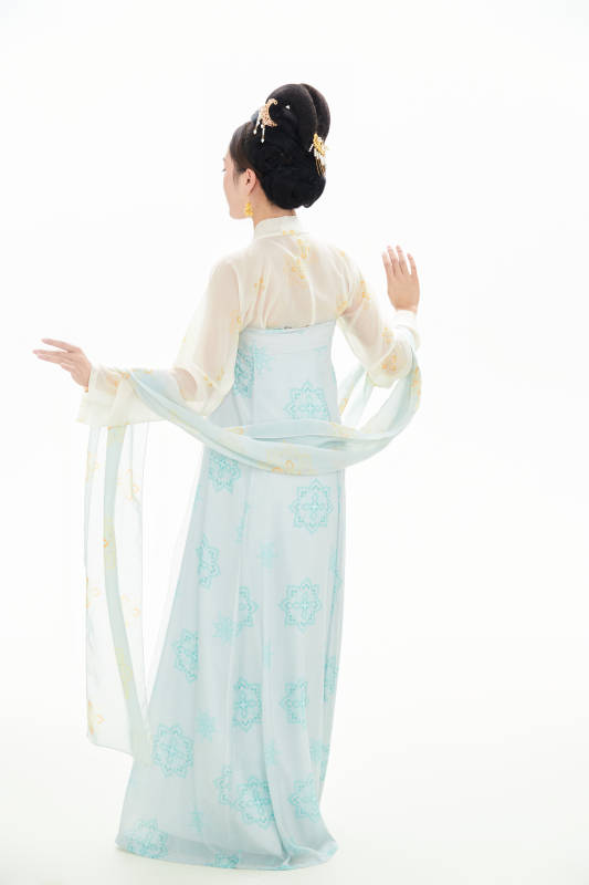 白色背景下穿着中国唐朝服饰的少女图片