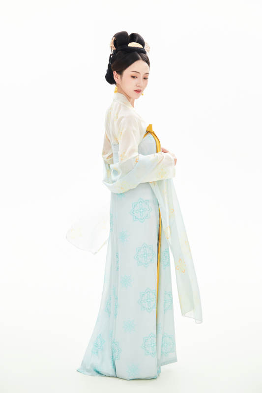 白色背景下穿着中国唐朝服饰的少女图片