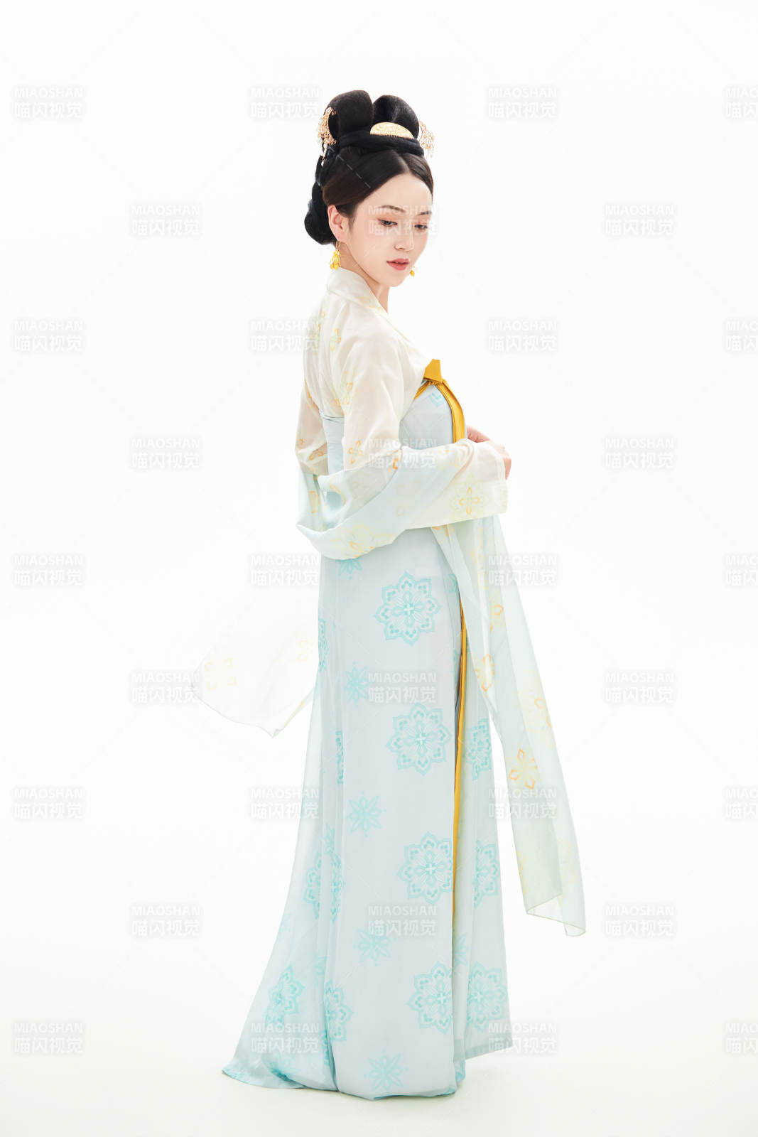 白色背景下穿着中国唐朝服饰的少女图片