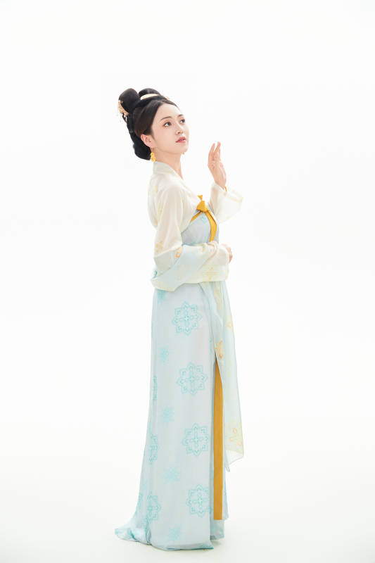 白色背景下穿着中国唐朝服饰的少女图片