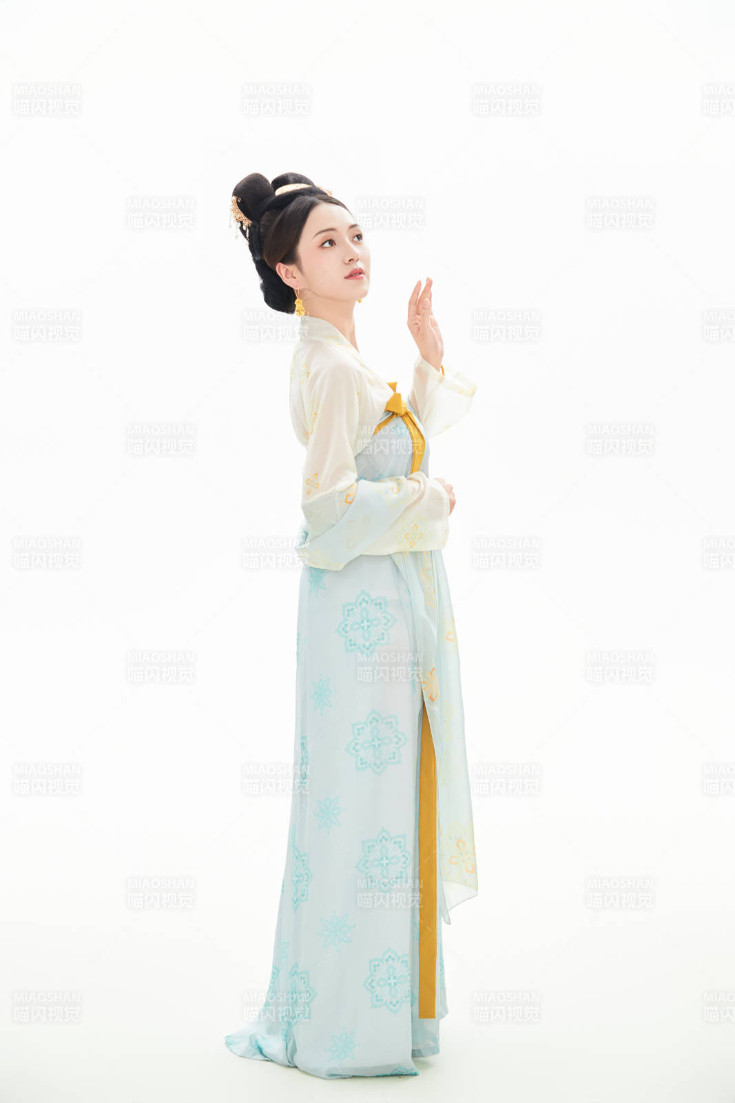 白色背景下穿着中国唐朝服饰的少女图片