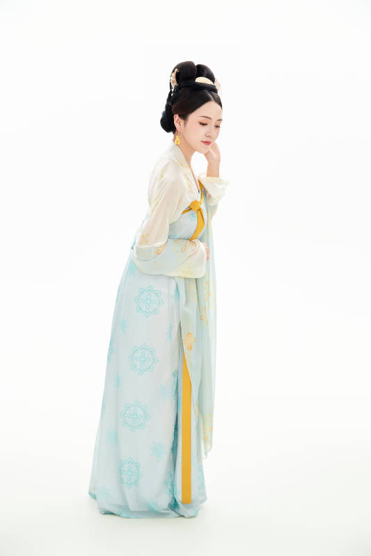 白色背景下穿着中国唐朝服饰的少女图片