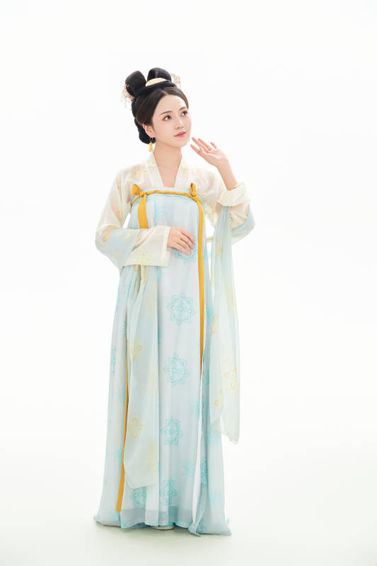 白色背景下穿着中国唐朝服饰的少女图片