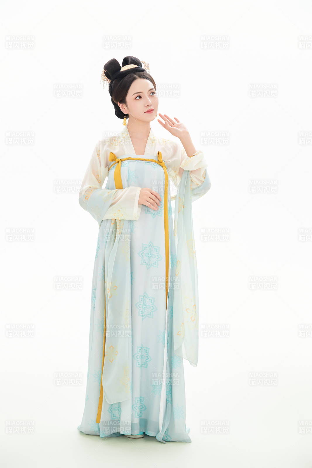 白色背景下穿着中国唐朝服饰的少女图片