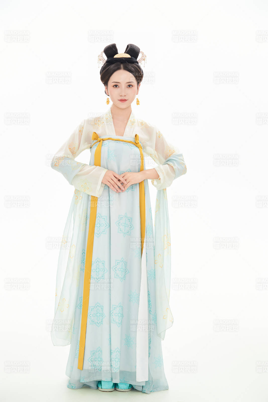 白色背景下穿着中国唐朝服饰的少女图片