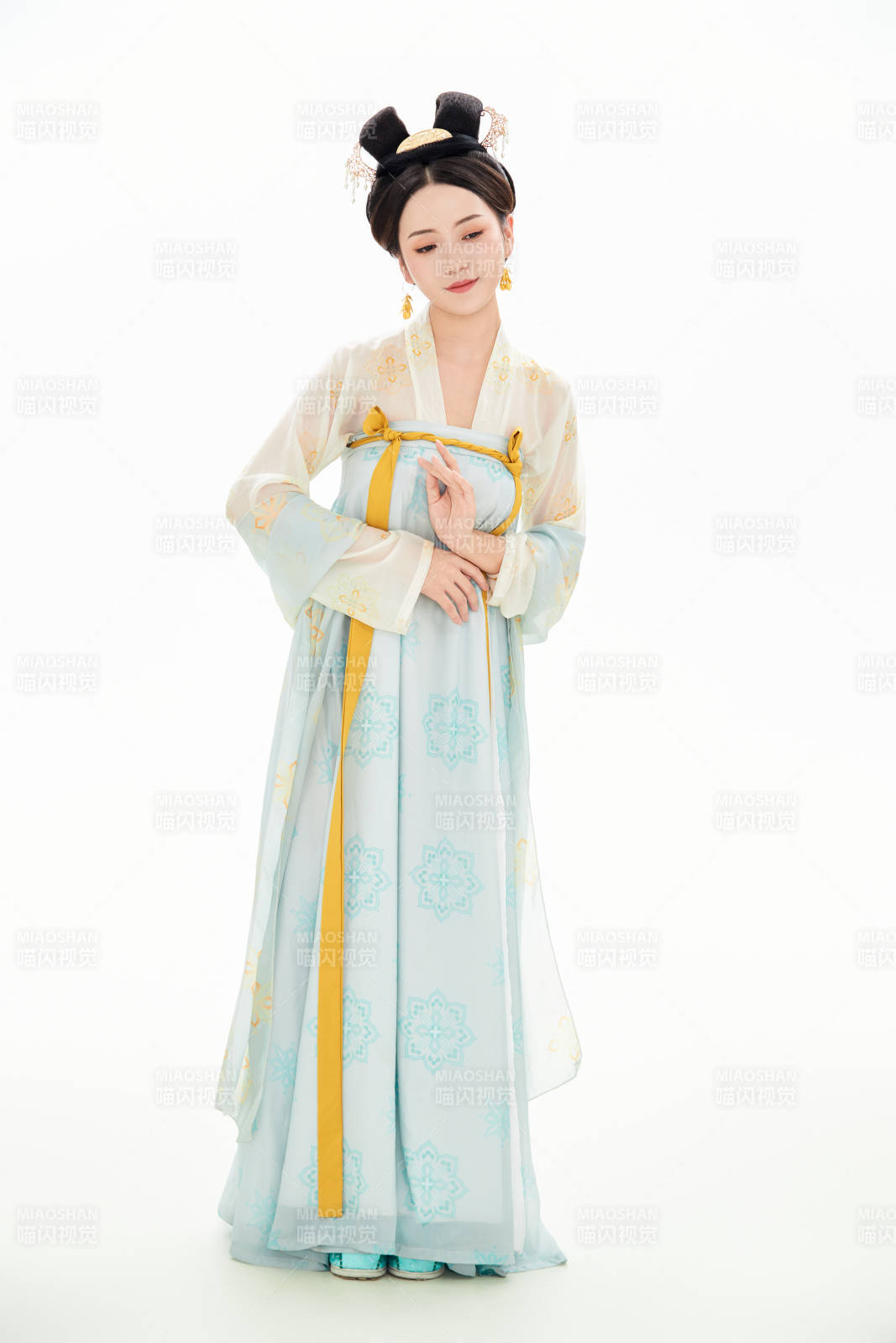 白色背景下穿着中国唐朝服饰的少女图片