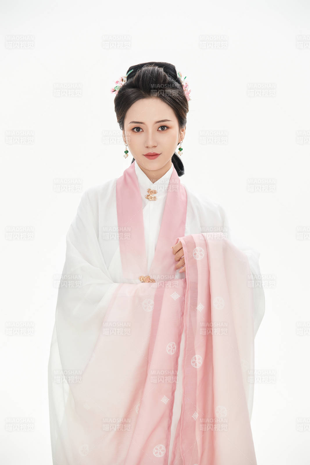 白色背景下穿着魏晋制汉服的少女图片