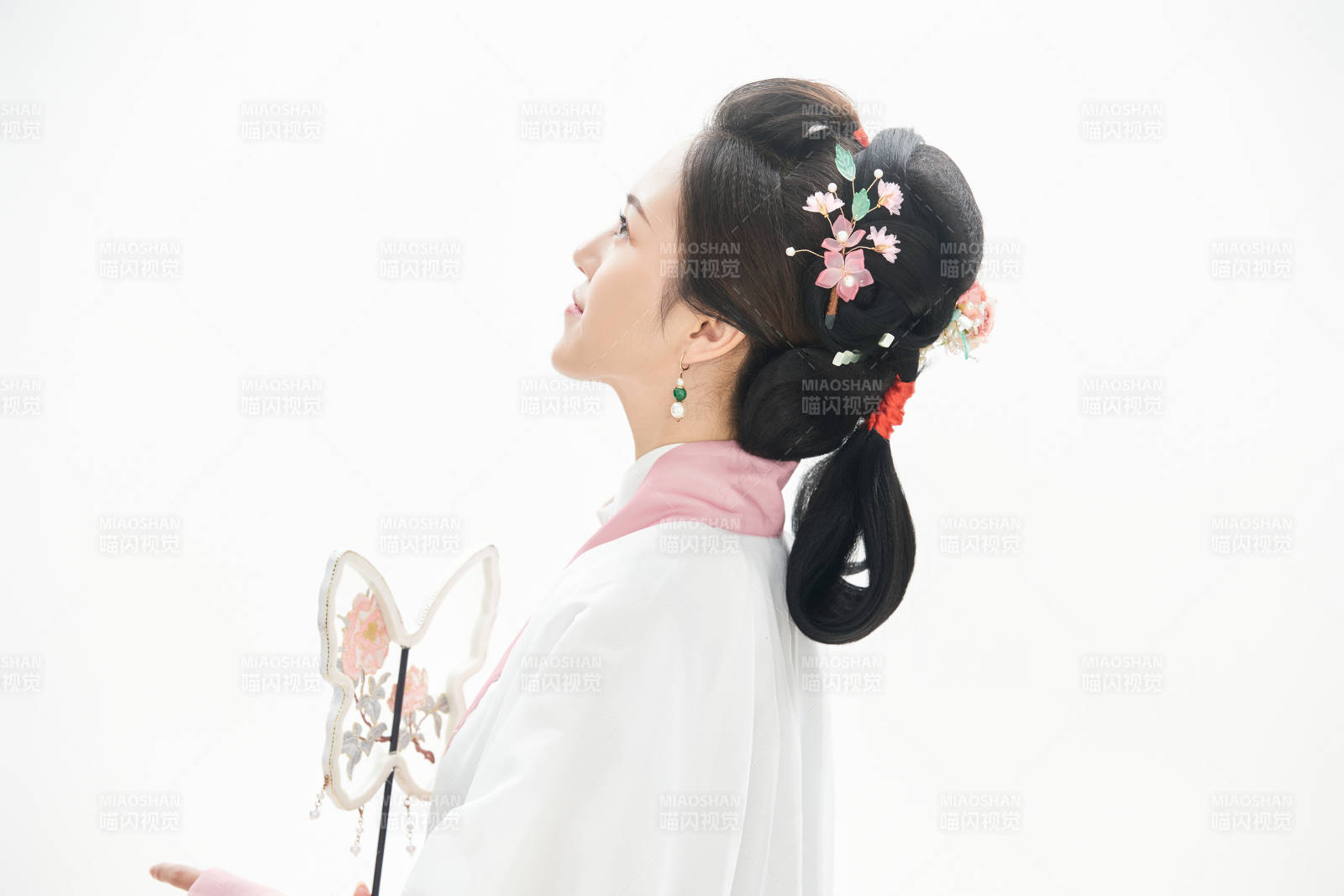 白色背景下穿着魏晋制汉服的少女图片