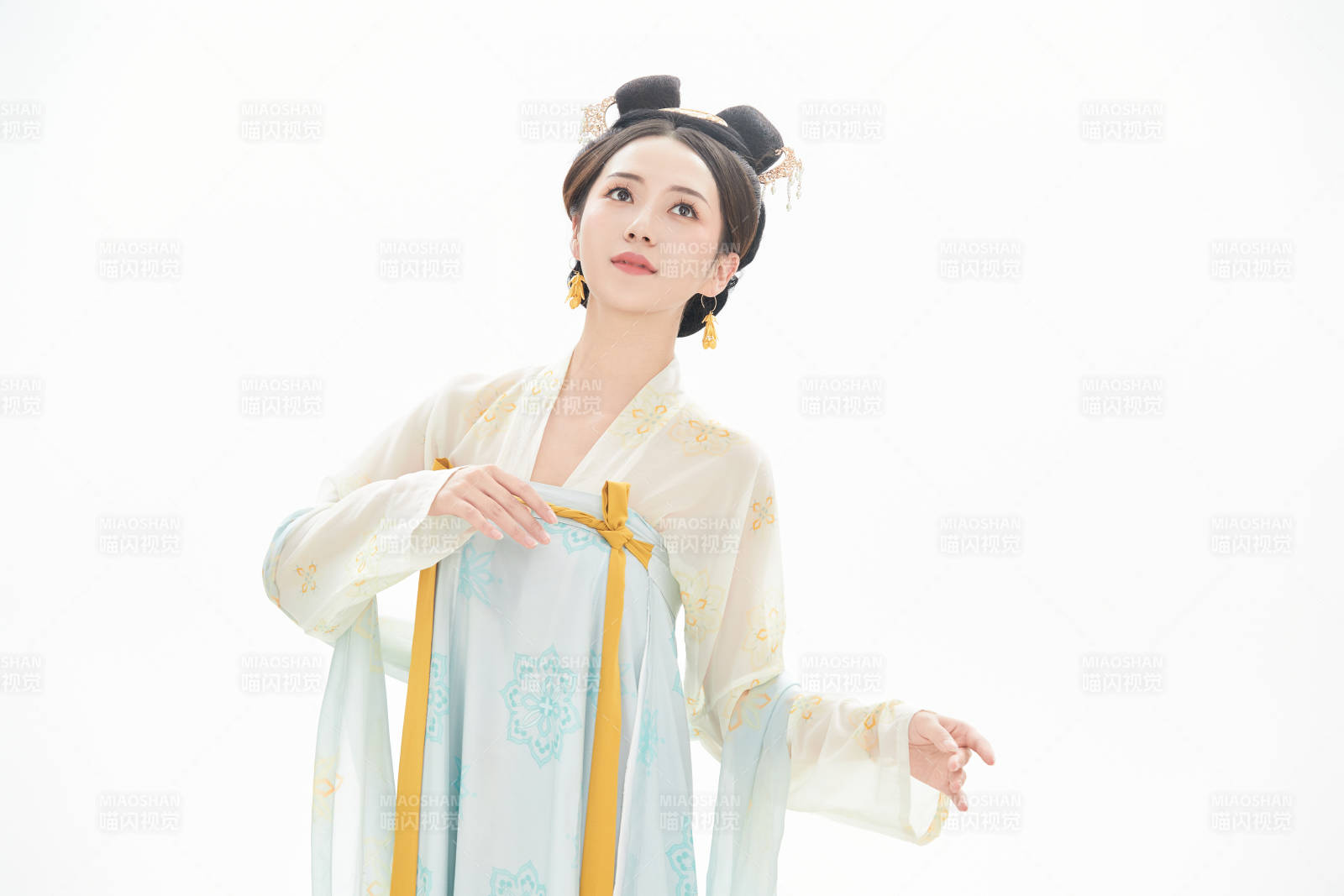 白色背景下穿着中国唐朝服饰的少女图片