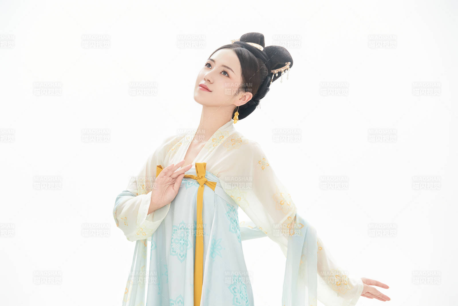 白色背景下穿着中国唐朝服饰的少女图片