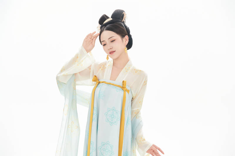 白色背景下穿着中国唐朝服饰的少女图片