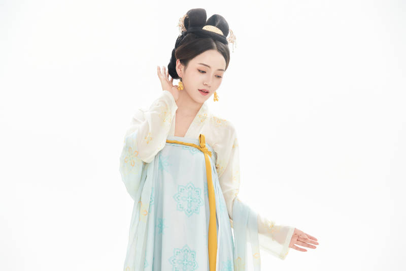 白色背景下穿着中国唐朝服饰的少女图片