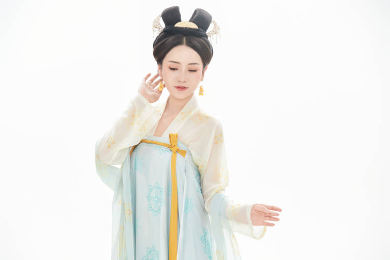 白色背景下穿着中国唐朝服饰的少女图片