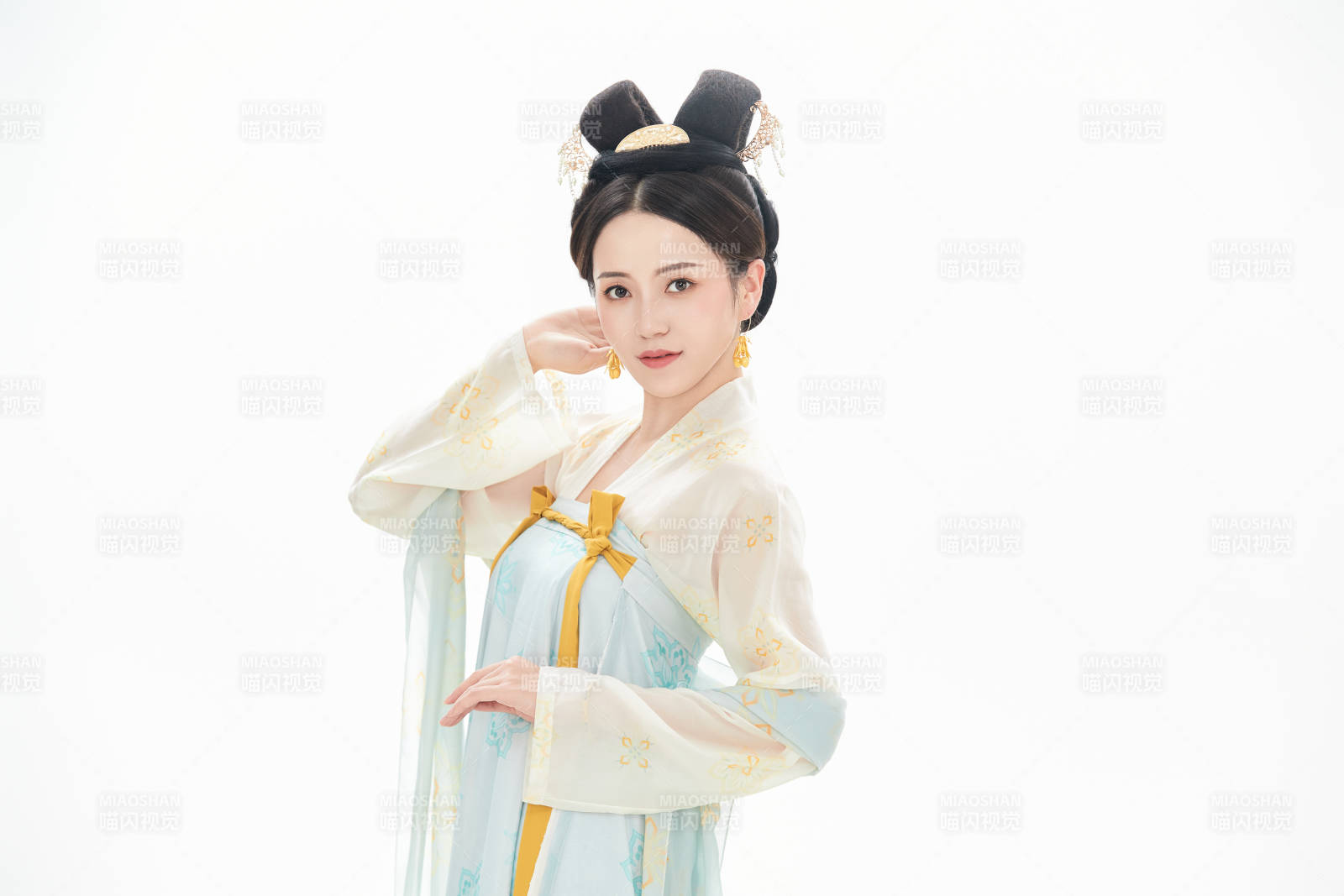 白色背景下穿着中国唐朝服饰的少女图片