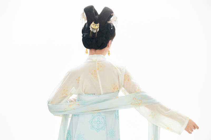 白色背景下穿着中国唐朝服饰的少女图片