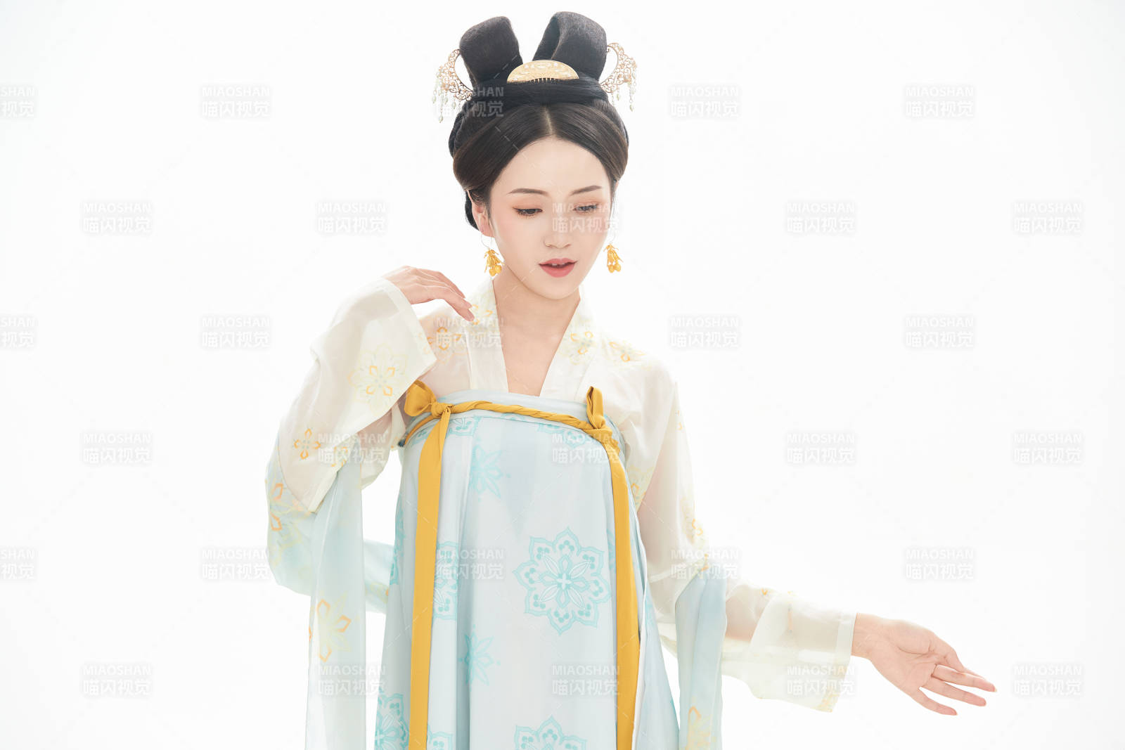 白色背景下穿着中国唐朝服饰的少女图片