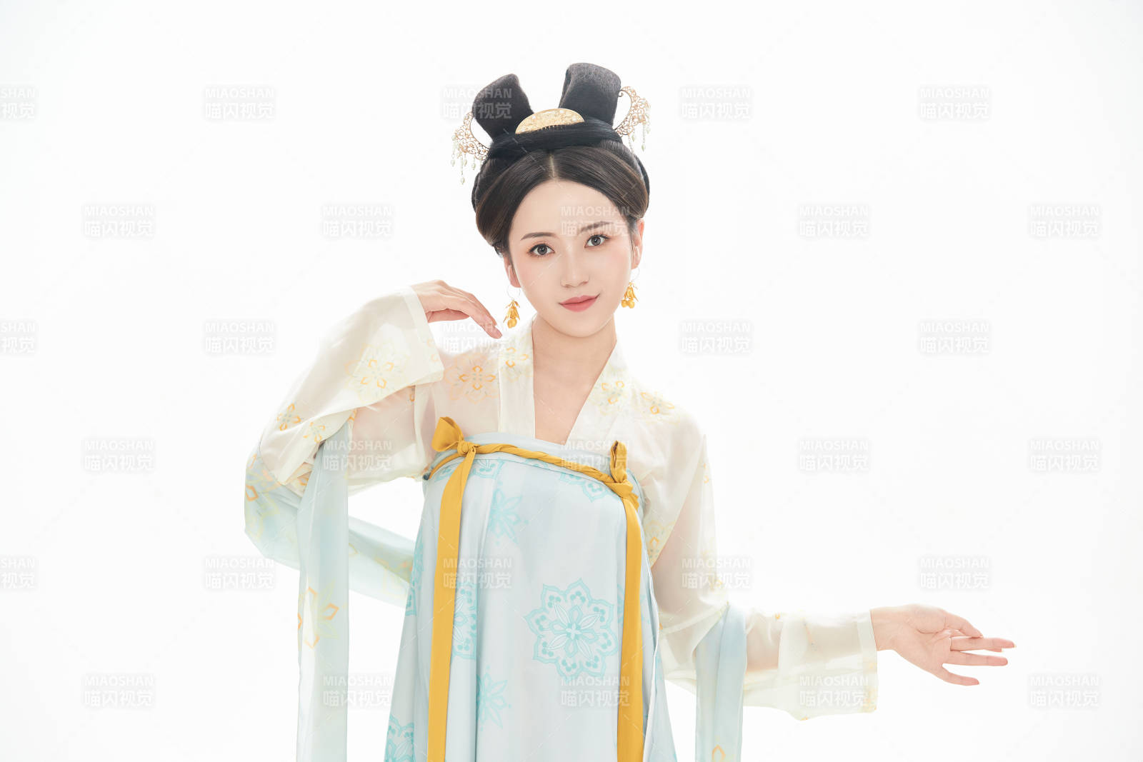 白色背景下穿着中国唐朝服饰的少女图片