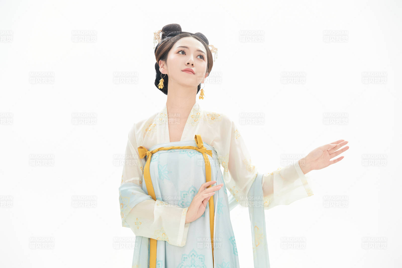 白色背景下穿着中国唐朝服饰的少女图片