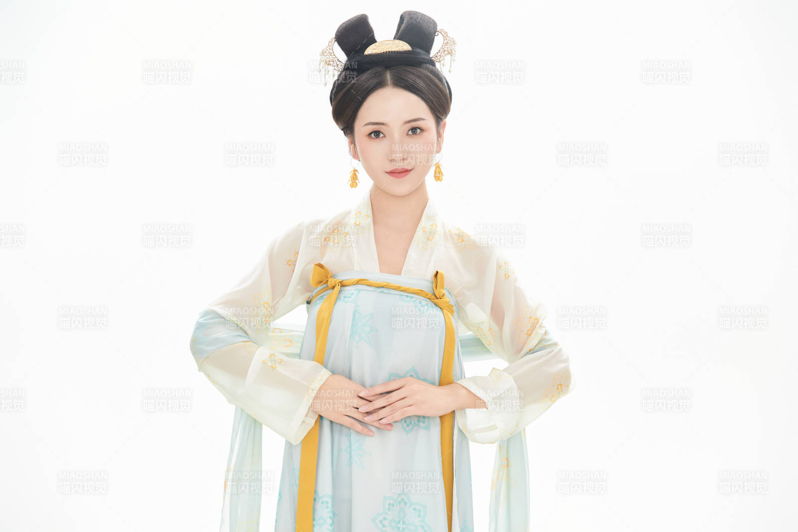 白色背景下穿着中国唐朝服饰的少女图片