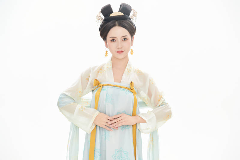白色背景下穿着中国唐朝服饰的少女图片