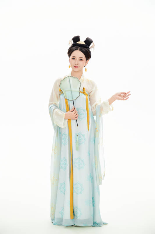 白色背景下穿着中国唐朝服饰的少女图片