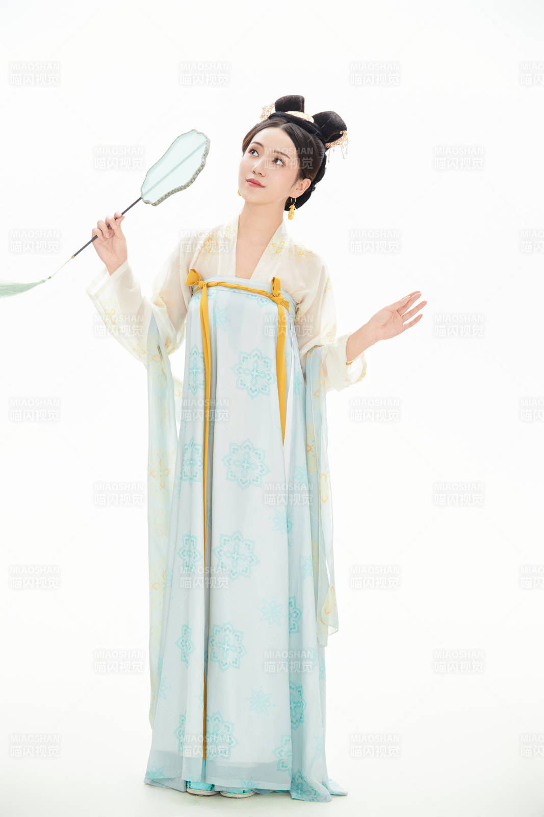 白色背景下穿着中国唐朝服饰的少女图片