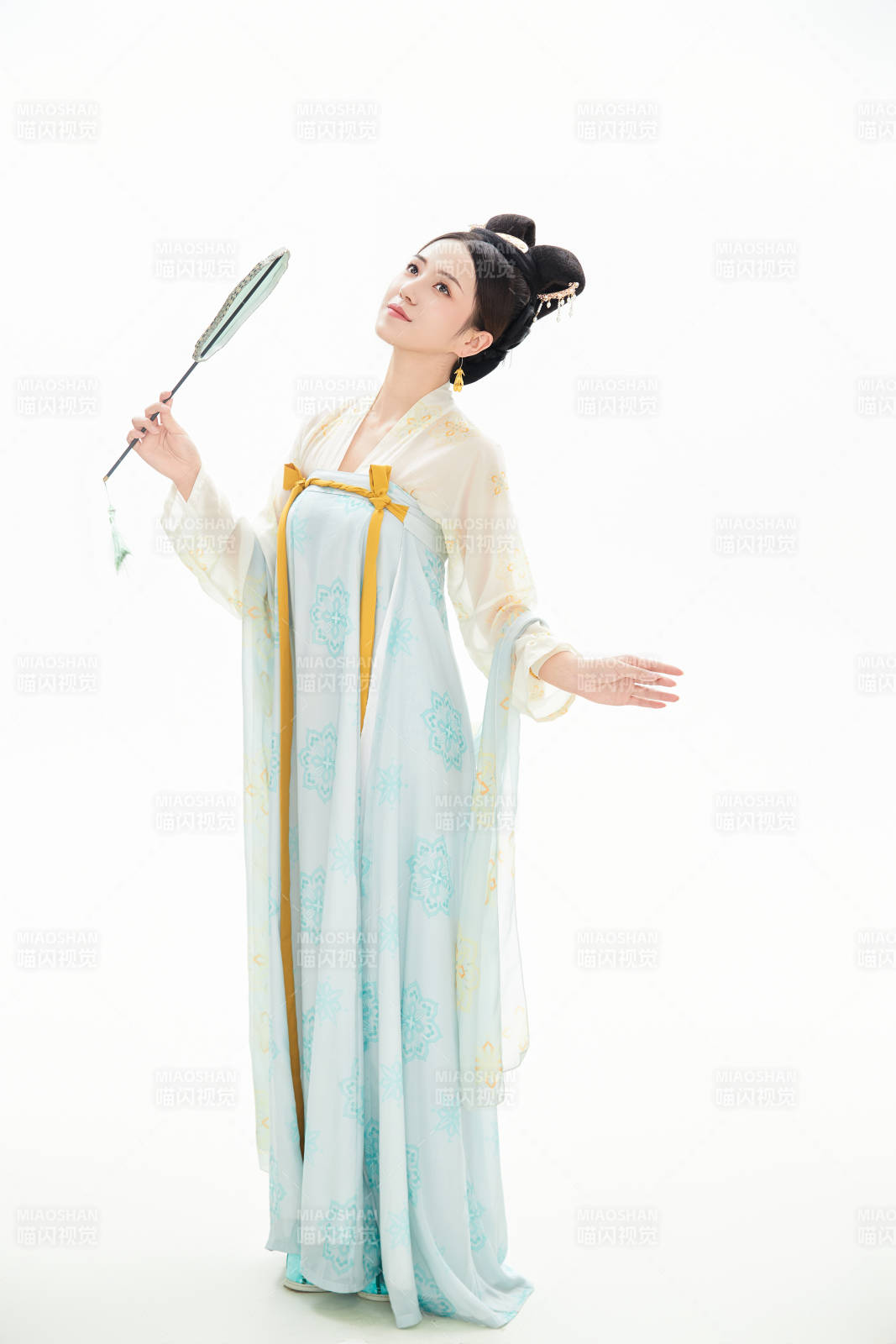 白色背景下穿着中国唐朝服饰的少女图片