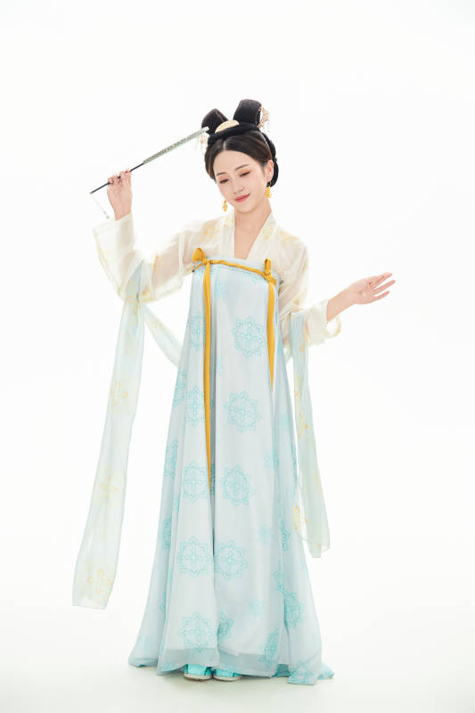 白色背景下穿着中国唐朝服饰的少女图片